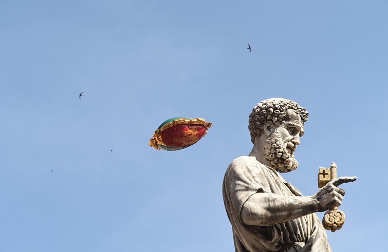 Piazza San Pietro, 22 giugno 2016: Udienza generale Papa Francesco - Palloncino e rondini con statua di San Pietro