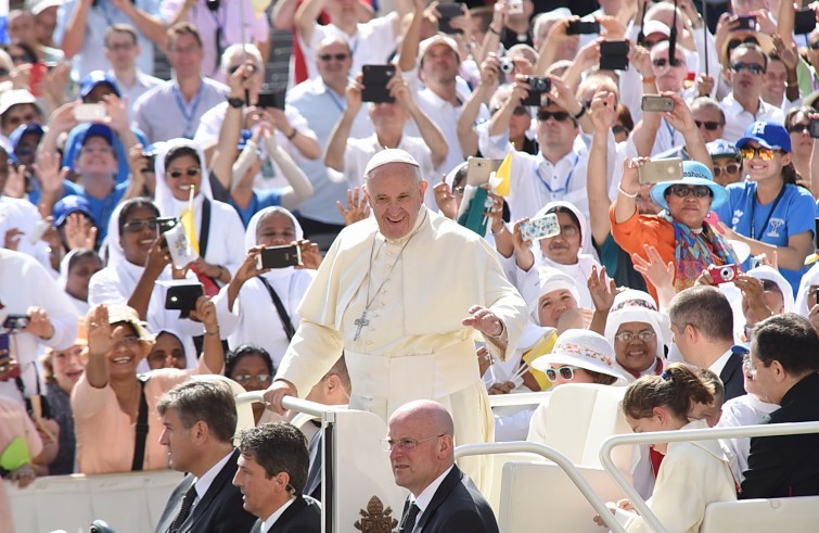 Piazza San Pietro, 22 giugno 2016: Udienza generale Papa Francesco - Papa Francesco saluta fedeli da auto_0192_resize