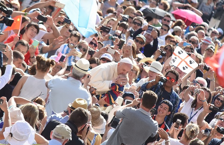 Piazza San Pietro, 22 giugno 2016: Udienza generale Papa Francesco - Papa Francesco bacia un neonato da auto