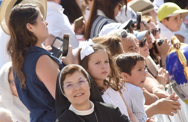 Piazza San Pietro, 22 giugno 2016: Udienza generale Papa Francesco - Suora e bambini