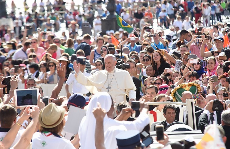 Piazza San Pietro, 22 giugno 2016: Udienza generale Papa Francesco - Papa Francesco saluta fedeli da auto