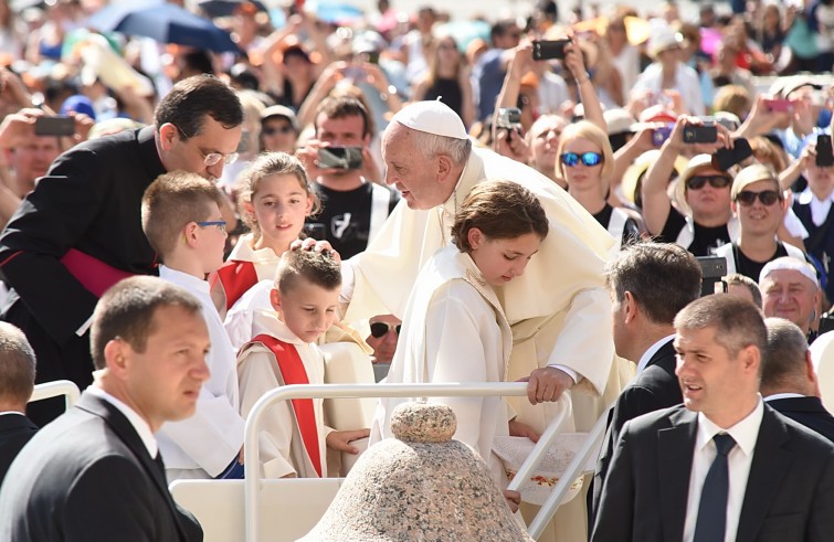 Piazza San Pietro, 22 giugno 2016: Udienza generale Papa Francesco - Papa Francesco saluta bambini su auto