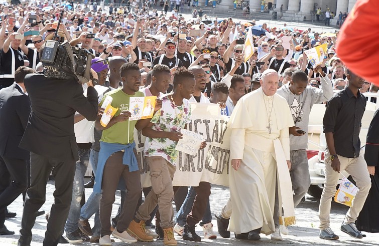 Piazza San Pietro, 22 giugno 2016: Udienza generale Papa Francesco - Papa Francesco sfila con rifugiati