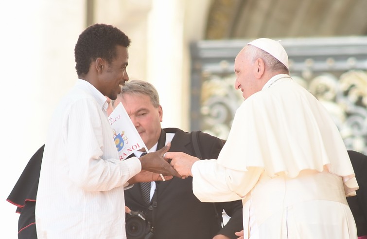 Piazza San Pietro, 22 giugno 2016: Udienza generale Papa Francesco - Papa Francesco saluta rifugiato