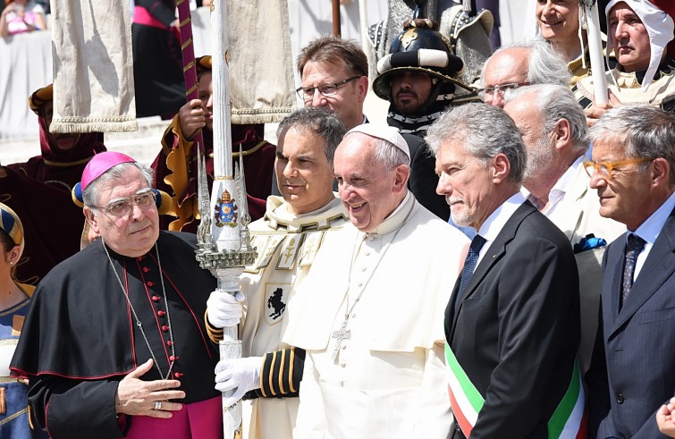 Piazza San Pietro, 22 giugno 2016: Udienza generale Papa Francesco - Papa Francesco saluta vescovo Riccardo Fontana e sindaco Alessandro Ghinelli per la Giostra Arezzo