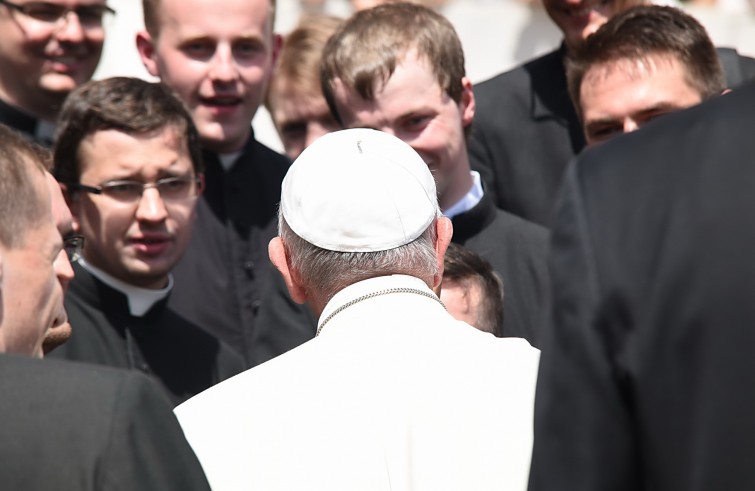 Piazza San Pietro, 22 giugno 2016: Udienza generale Papa Francesco - Papa Francesco parla con sacerdoti novelli