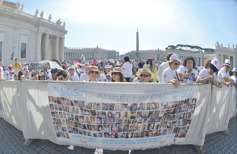 Piazza San Pietro, 8 giugno 2016: Udienza generale Papa Francesco - Fedeli in piazza con strisiopne I nostri angeli in paradiso