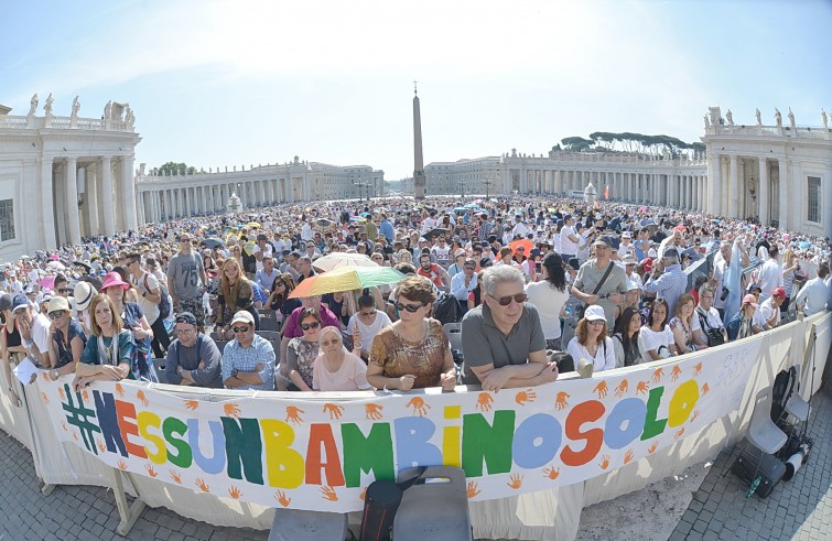 Piazza San Pietro, 8 giugno 2016: Udienza generale Papa Francesco - Fedeli in piazza con strisione #nessunbambinosolo