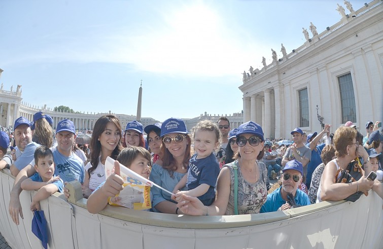 Piazza San Pietro, 8 giugno 2016: Udienza generale Papa Francesco - Fedeli con babini in piazza