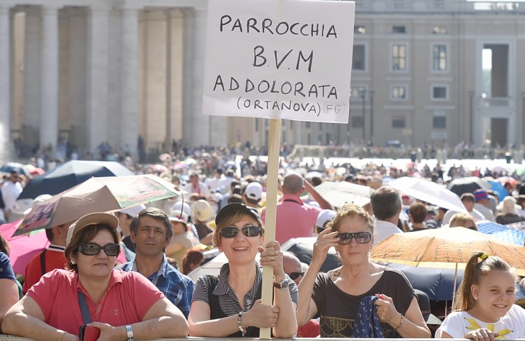 Piazza San Pietro, 8 giugno 2016: Udienza generale Papa Francesco - Fedeli in piazza dalla Parrocchia Beata Vergine Maria Addolorata di Ortanova, Foggia