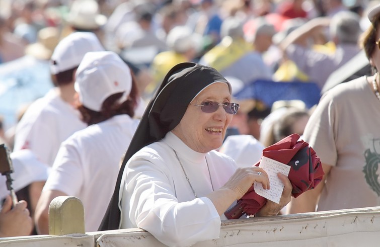 Piazza San Pietro, 8 giugno 2016: Udienza generale Papa Francesco - Suora