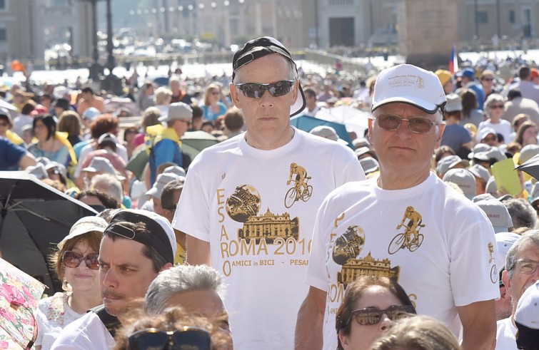 Piazza San Pietro, 8 giugno 2016: Udienza generale Papa Francesco - Fedeli di Pesaro Amici in bici