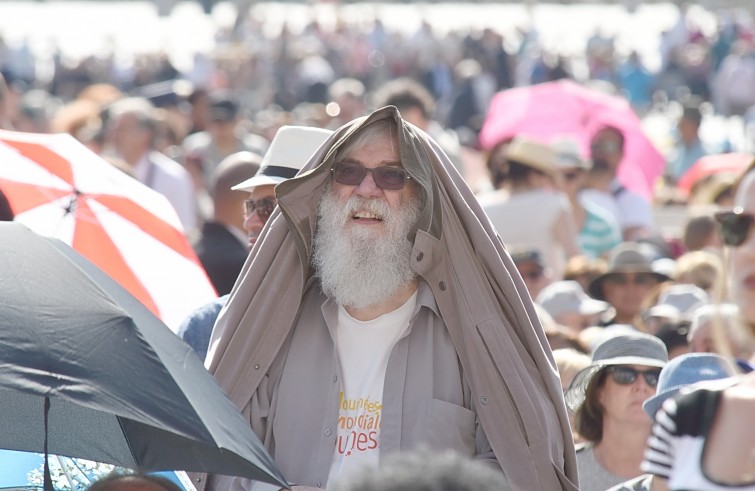 Piazza San Pietro, 8 giugno 2016: Udienza generale Papa Francesco - Fedele con barba lunga si ripara dal sole