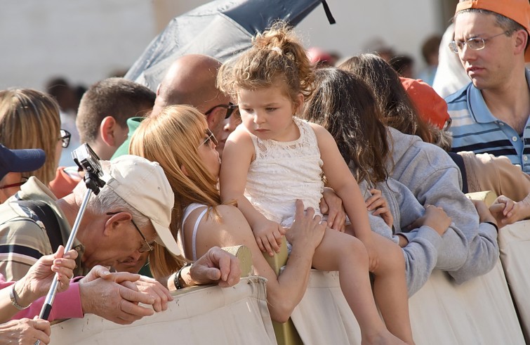 Piazza San Pietro, 8 giugno 2016: Udienza generale Papa Francesco - Bambina con mamma