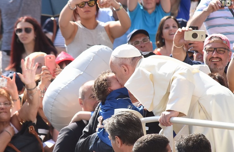 Piazza San Pietro, 8 giugno 2016: Udienza generale Papa Francesco - Papa Francesco saluta bambino da auto