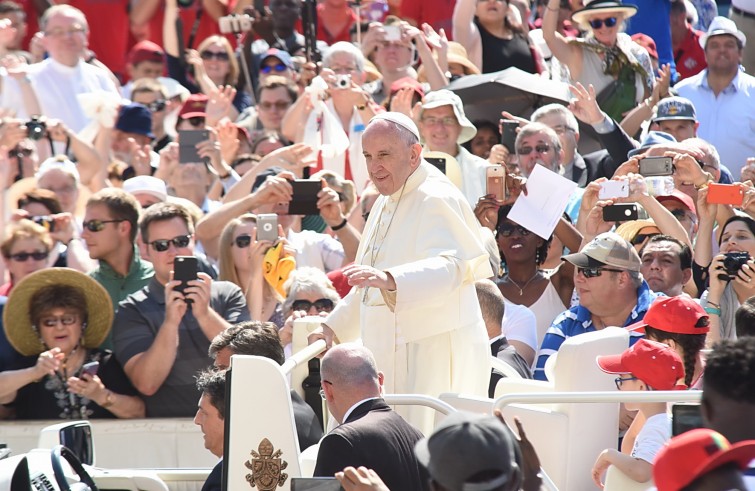 Piazza San Pietro, 8 giugno 2016: Udienza generale Papa Francesco - Papa Francesco saluta da auto