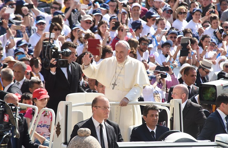 Piazza San Pietro, 8 giugno 2016: Udienza generale Papa Francesco - Papa Francesco saluta da auto