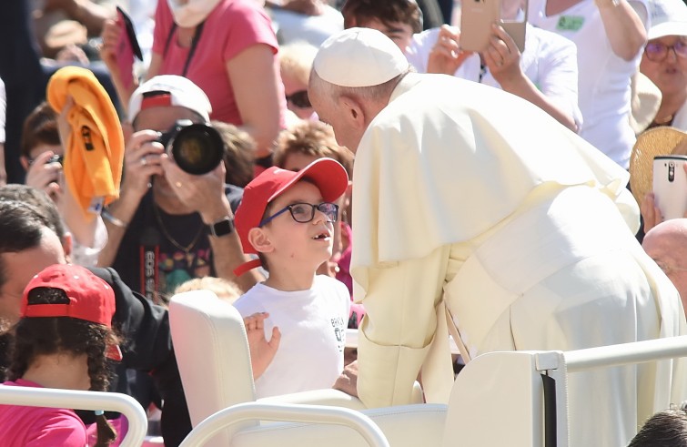 Piazza San Pietro, 8 giugno 2016: Udienza generale Papa Francesco - Papa Francesco saluta bambino su auto