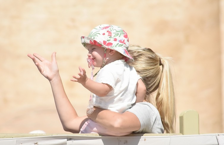 Piazza San Pietro, 8 giugno 2016: Udienza generale Papa Francesco - Bambina con mamma saluta