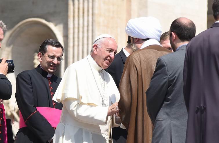 Piazza San Pietro, 8 giugno 2016: Udienza generale Papa Francesco - Papa Francesco saluta personalità con turbante