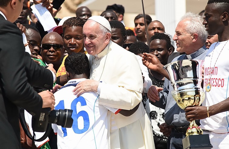 Piazza San Pietro, 8 giugno 2016: Udienza generale Papa Francesco - Papa Francesco saluta migranti San Francesco