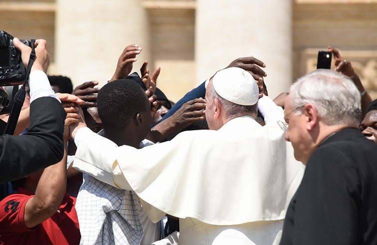 Piazza San Pietro, 8 giugno 2016: Udienza generale Papa Francesco - Papa Francesco saluta migranti San Francesco