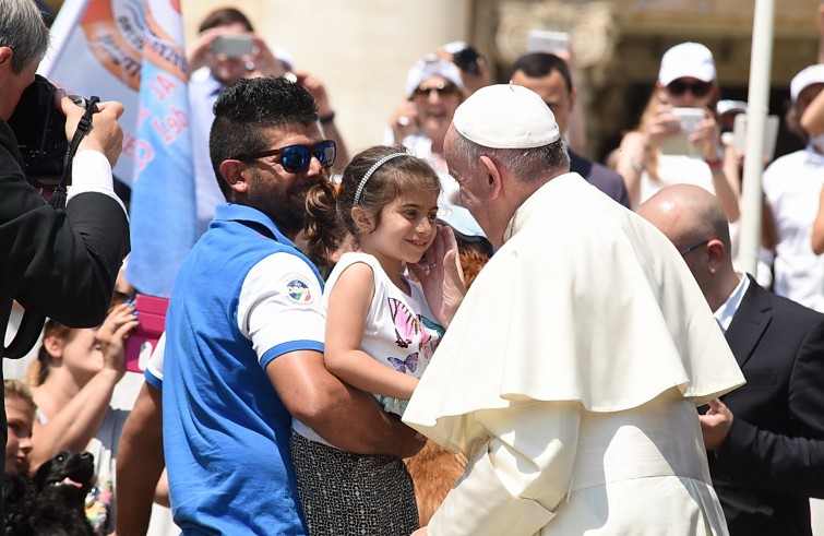 Piazza San Pietro, 8 giugno 2016: Udienza generale Papa Francesco - Papa Francesco accarezza bambina con papà