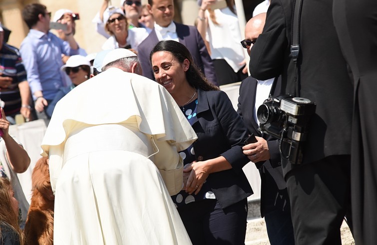 Piazza San Pietro, 8 giugno 2016: Udienza generale Papa Francesco - Papa Francesco benedice pancia di donna incinta