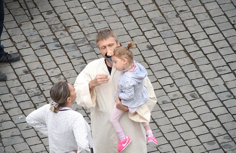 Piazza San Pietro, 12 giugno: Giubileo degli ammalati e delle persone disabili - Bambina in braccio al papà con la mamma vicina