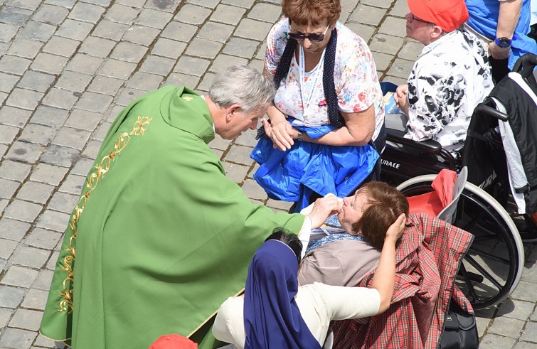 Piazza San Pietro, 12 giugno: Giubileo degli ammalati e delle persone disabili - Comunione a disabile