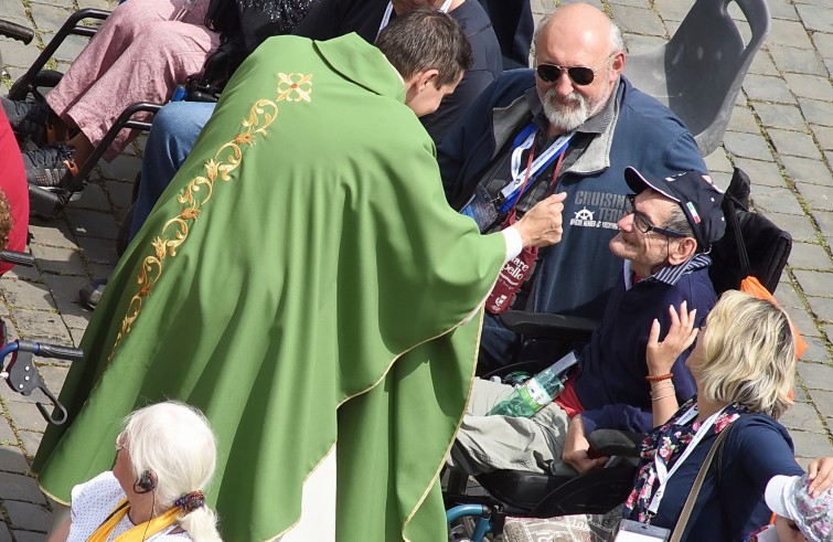 Piazza San Pietro, 12 giugno: Giubileo degli ammalati e delle persone disabili - Comunione a disabile