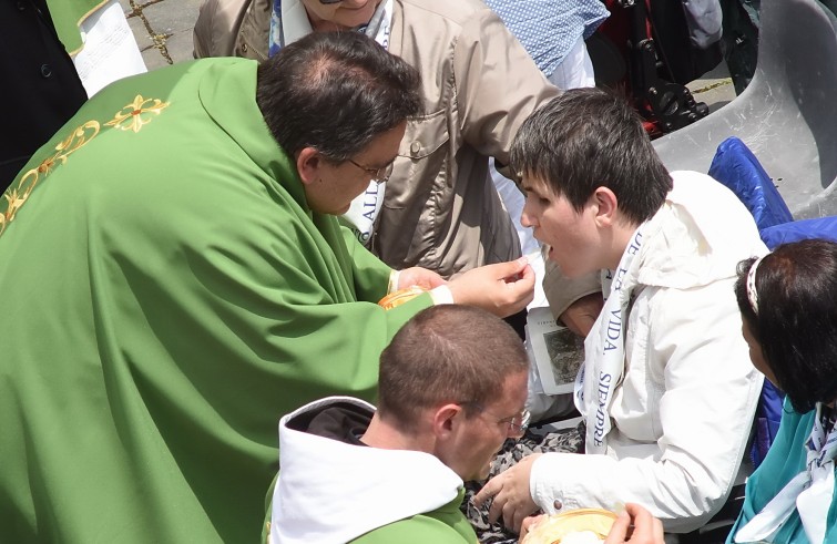 Piazza San Pietro, 12 giugno: Giubileo degli ammalati e delle persone disabili - Comunione a disabile