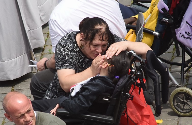 Piazza San Pietro, 12 giugno: Giubileo degli ammalati e delle persone disabili - Mamma con figlia disabile in carrozzina