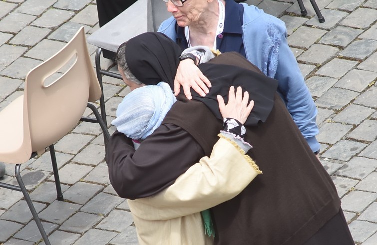 Piazza San Pietro, 12 giugno: Giubileo degli ammalati e delle persone disabili - Suora abbraccia disabile