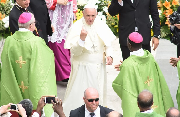 Piazza San Pietro, 12 giugno: Giubileo degli ammalati e delle persone disabili - Papa Francesco fa un segno con l'indice