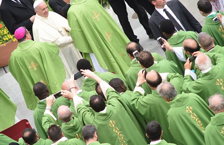 Piazza San Pietro, 12 giugno: Giubileo degli ammalati e delle persone disabili - Papa Francesco tra i sacerdoti