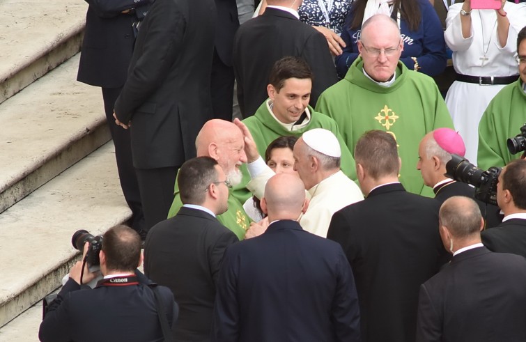 Piazza San Pietro, 12 giugno: Giubileo degli ammalati e delle persone disabili - Papa Francesco benedice sacerdote sordo e cieco