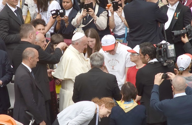 Piazza San Pietro, 12 giugno: Giubileo degli ammalati e delle persone disabili - Papa Francesco saluta disabile