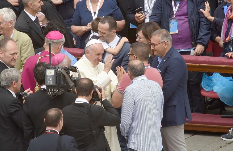 Piazza San Pietro, 12 giugno: Giubileo degli ammalati e delle persone disabili - Papa Francesco benedice interprete