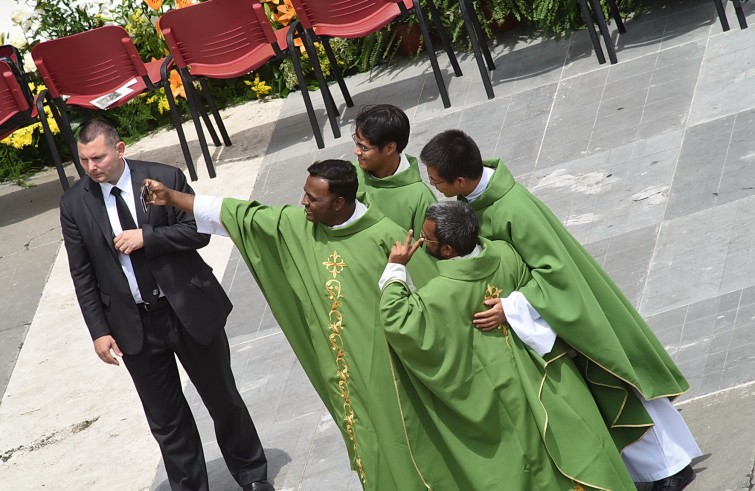 Piazza San Pietro, 12 giugno: Giubileo degli ammalati e delle persone disabili - Sacerdoti si fanno un selfie