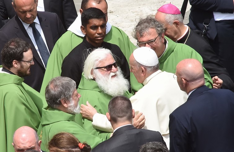 Piazza San Pietro, 12 giugno: Giubileo degli ammalati e delle persone disabili - Papa Francesco saluta sacerdote con barba bianca