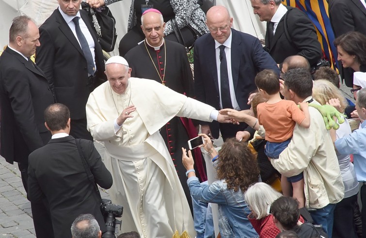 Piazza San Pietro, 12 giugno: Giubileo degli ammalati e delle persone disabili - Papa Francesco saluta fedeli