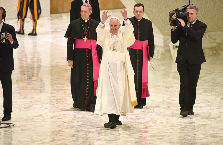 Aula Paolo VI, 11 gennaio 2016: convegno Cei per il 25° del Settore per la catechesi delle persone disabili - Papa Francesco saluta a mani alte