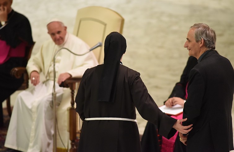 Aula Paolo VI, 11 gennaio 2016: convegno Cei per il 25° del Settore per la catechesi delle persone disabili - Papa Francesco parla con vescovo Matteo Maria Zuppi