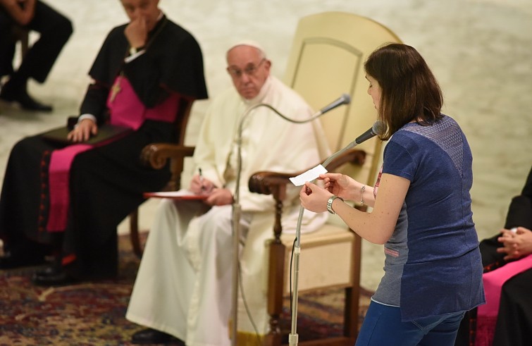 Aula Paolo VI, 11 gennaio 2016: convegno Cei per il 25° del Settore per la catechesi delle persone disabili - Papa Francesco parla con ragazza disabile