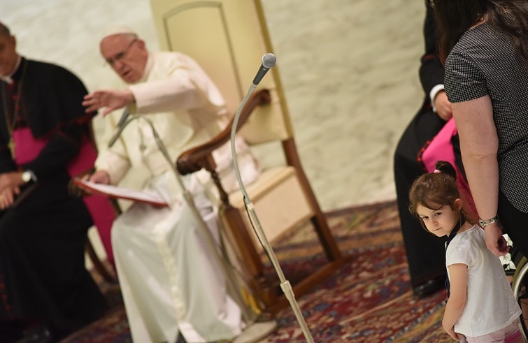 Aula Paolo VI, 11 gennaio 2016: convegno Cei per il 25° del Settore per la catechesi delle persone disabili - Papa Francesco e bambina