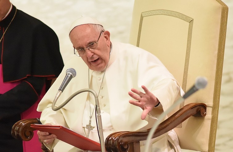 Aula Paolo VI, 11 gennaio 2016: convegno Cei per il 25° del Settore per la catechesi delle persone disabili - Papa Francesco fa segno di scansare