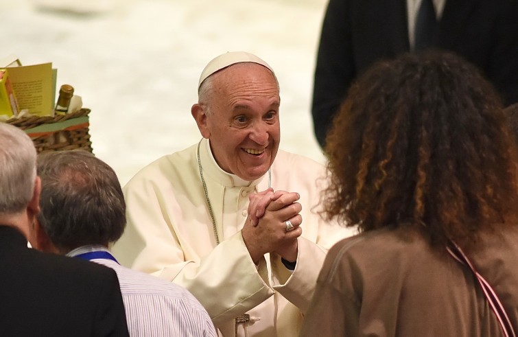 Aula Paolo VI, 11 gennaio 2016: convegno Cei per il 25° del Settore per la catechesi delle persone disabili - Papa Francesco saluta persone con mani strette