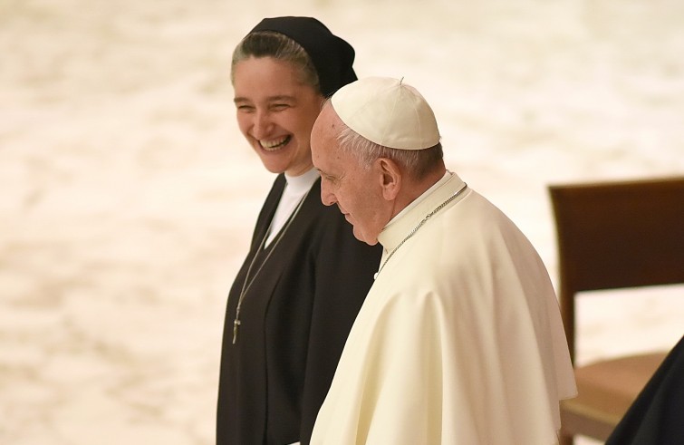 Aula Paolo VI, 11 gennaio 2016: convegno Cei per il 25° del Settore per la catechesi delle persone disabili - Papa Francesco con suor Veronica Donatello