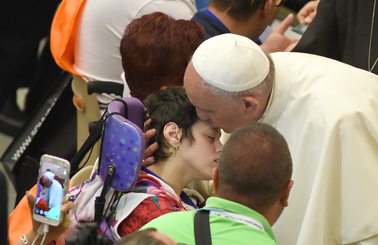 Aula Paolo VI, 11 gennaio 2016: convegno Cei per il 25° del Settore per la catechesi delle persone disabili - Papa Francesco bacia ragazza disabile